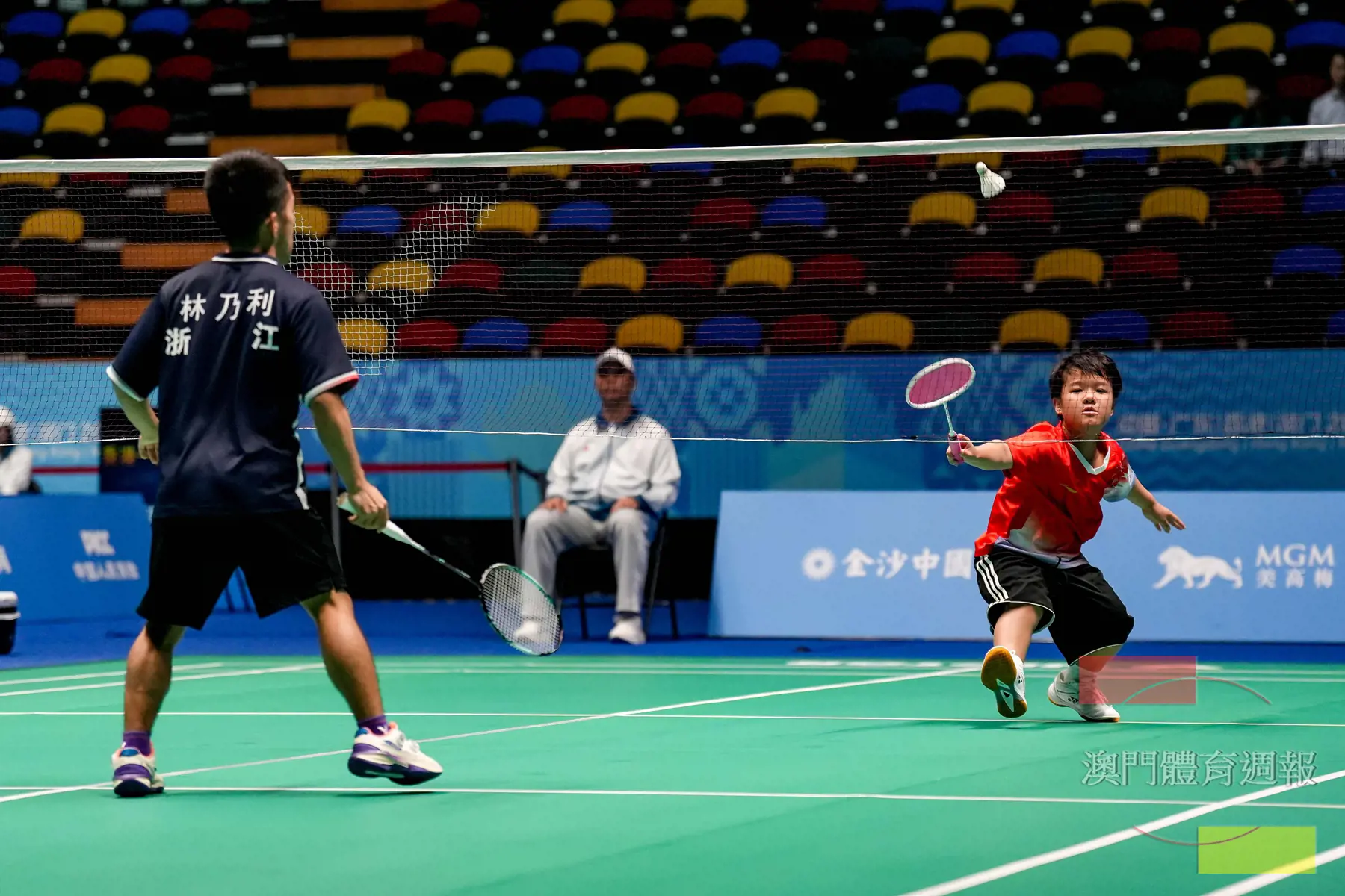 副1 郭宇軒（右）對戰巴黎殘奧會混雙金牌得主林乃利.jpg